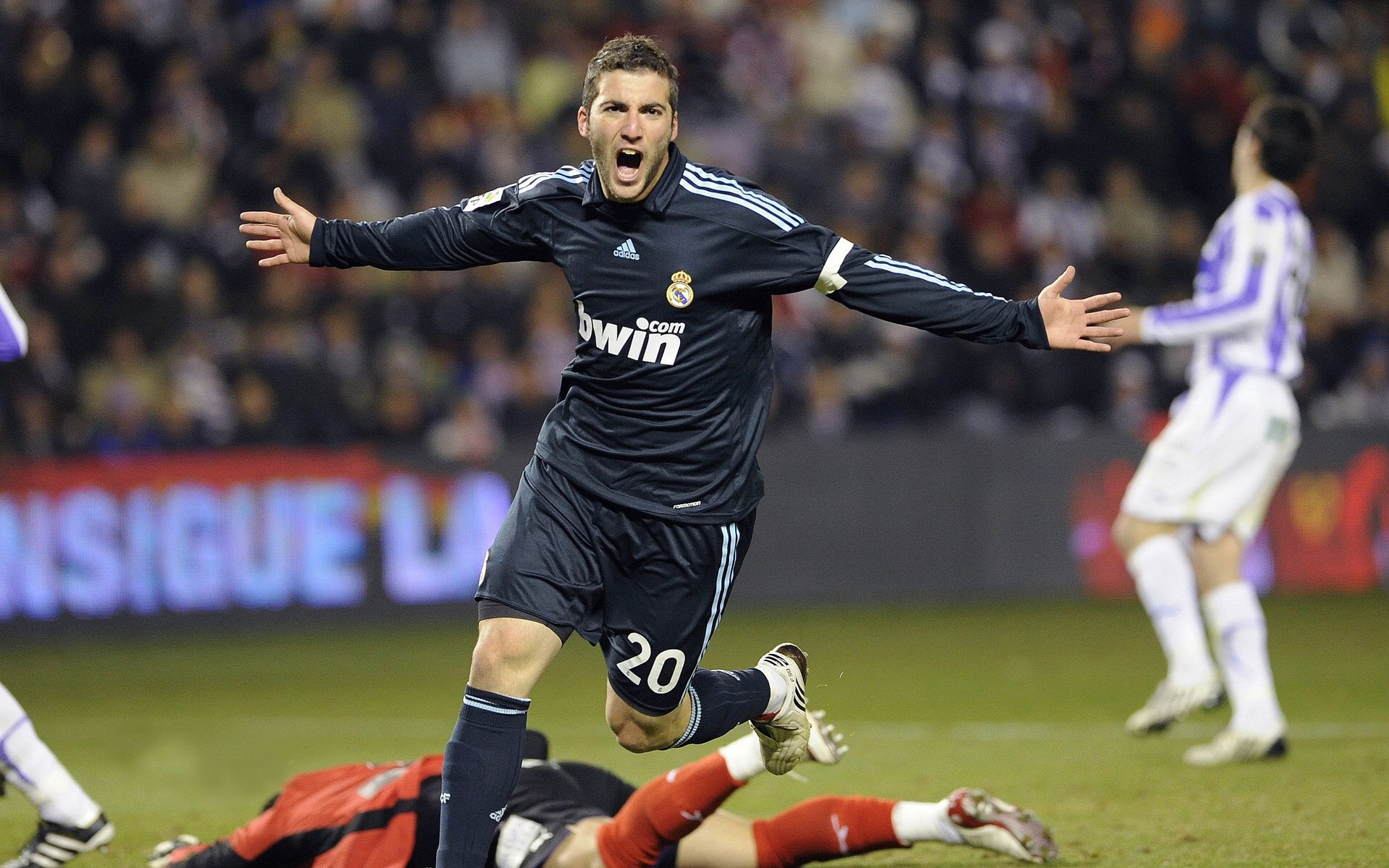 欧冠淘汰赛焦点战，曼城补时绝杀AC米兰，蓝月军团上演逆转奇迹